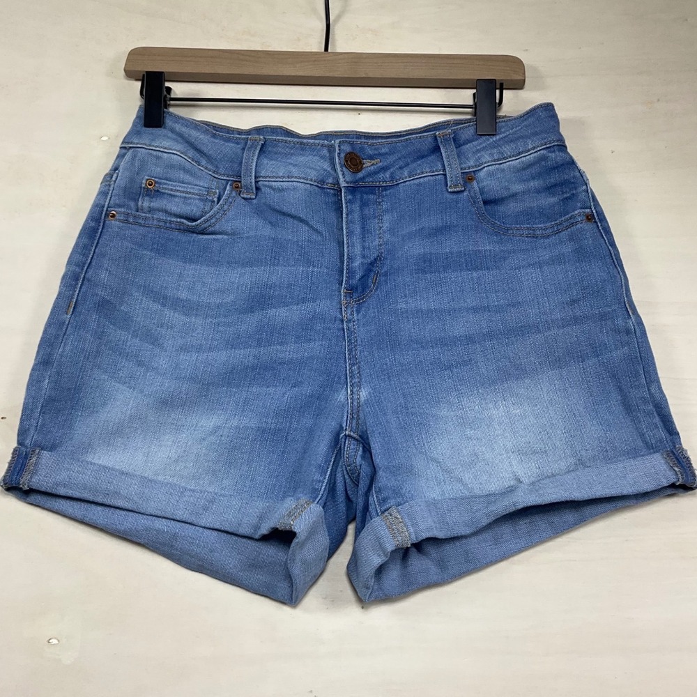 Time and Tru Womens Mid Rise Denim Shorts Light Wash Blue Cuffed Size 6